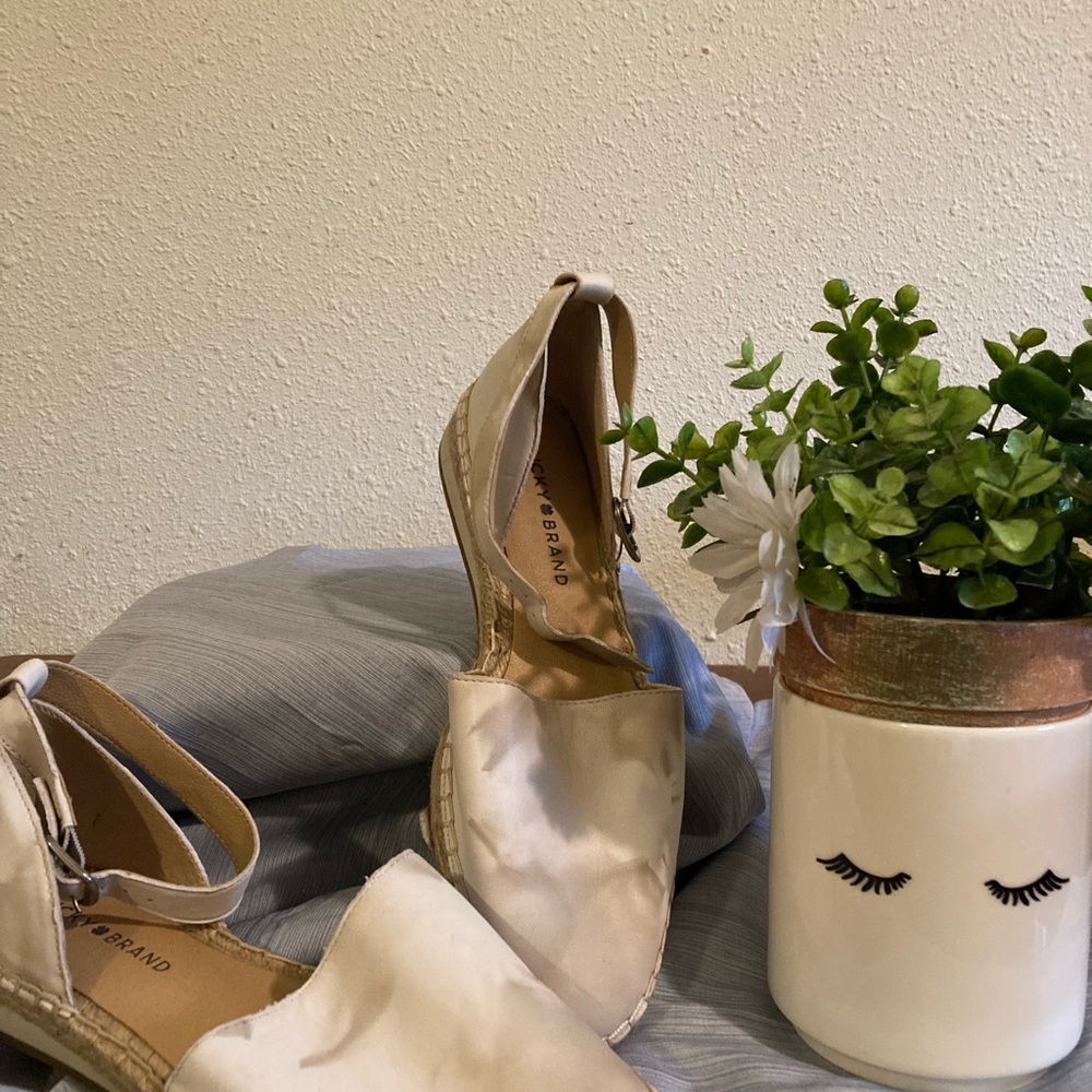 Lucky Brand sz 7.5 closed toe sandal